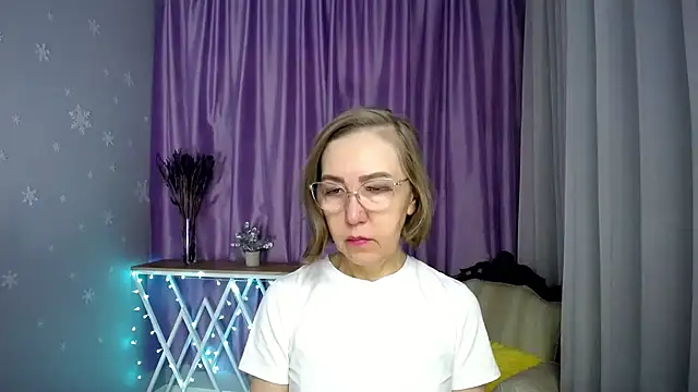 Snapshot of queen_a_n_i chatting on March 21, 6:40 am queen a n i online show from March 21, 6:40 am