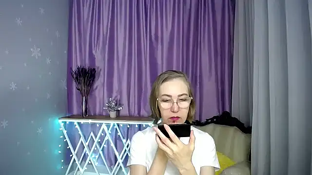 Snapshot of queen_a_n_i chatting on March 22, 8:29 am queen a n i online show from March 22, 8:29 am