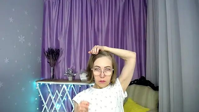 Snapshot of queen_a_n_i chatting on March 25, 8:09 am queen a n i online show from March 25, 8:09 am