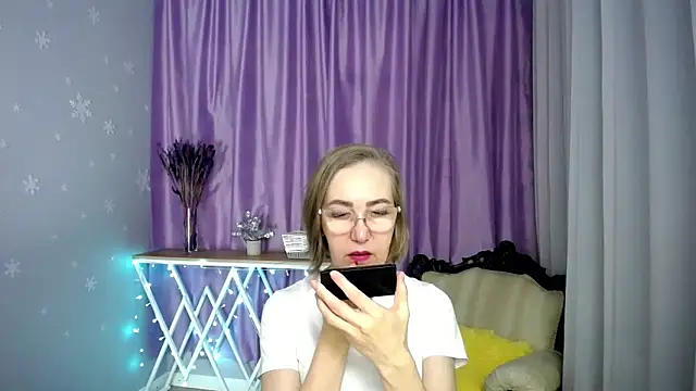 Snapshot of queen_a_n_i chatting on March 28, 7:52 am queen a n i online show from March 28, 7:52 am