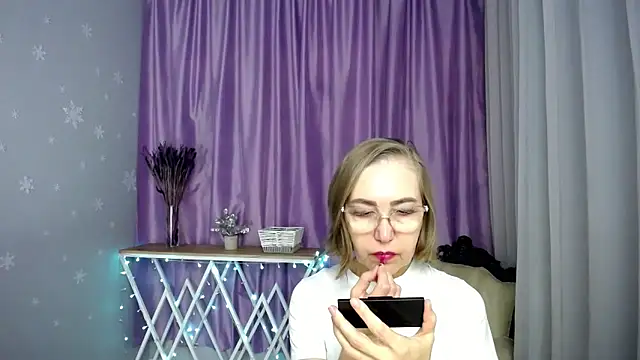 Snapshot of queen_a_n_i chatting on March 29, 8:25 am queen a n i online show from March 29, 8:25 am