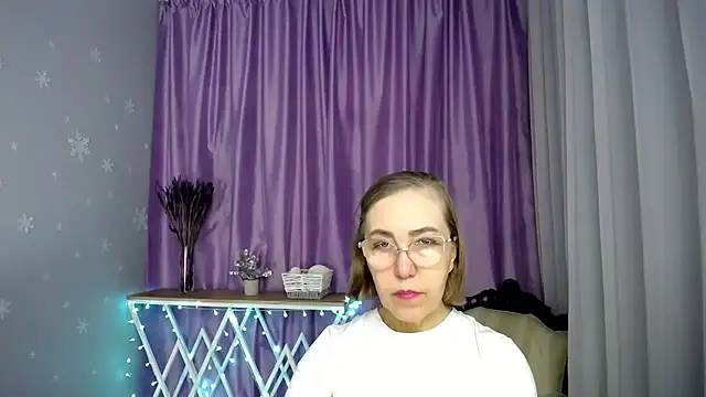 Snapshot of queen_a_n_i chatting on March 30, 8:26 am queen a n i online show from March 30, 8:26 am