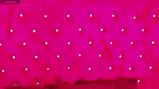 LoraDelNiro online show from December 9, 7:39 pm