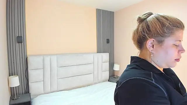 EYMI TOMSOM online show from October 5, 10:35 am