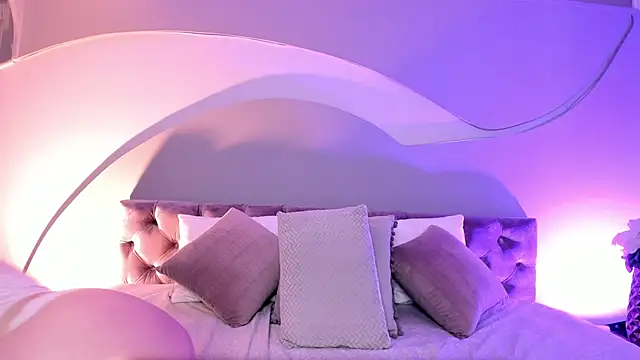 Nicolle W online show from February 1, 11:43 am