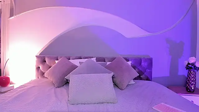 Nicolle W online show from March 1, 12:01 pm