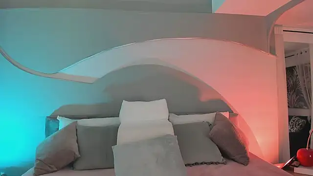 Nicolle W online show from September 18, 11:56 am