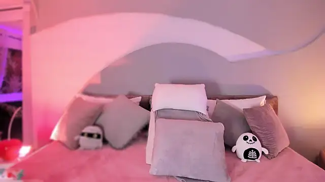 Nicolle W online show from October 3, 11:51 am