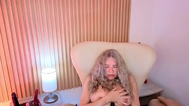 Snapshot of MarianL0ve chatting on October 14, 10:49 am MarianL0ve online show from October 14, 10:49 am