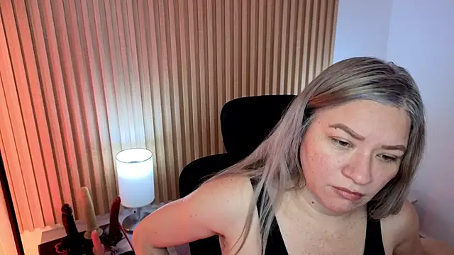 Snapshot of MarianL0ve chatting on November 2, 11:23 am MarianL0ve online show from November 2, 11:23 am