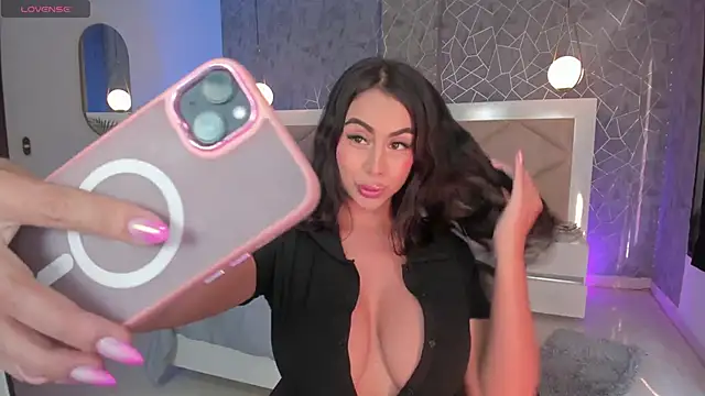 LeahJones  online show from March 1, 9:37 pm