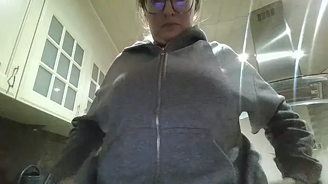 Snapshot of LiquidLeonie chatting on March 18, 5:32 am LiquidLeonie online show from March 18, 5:32 am