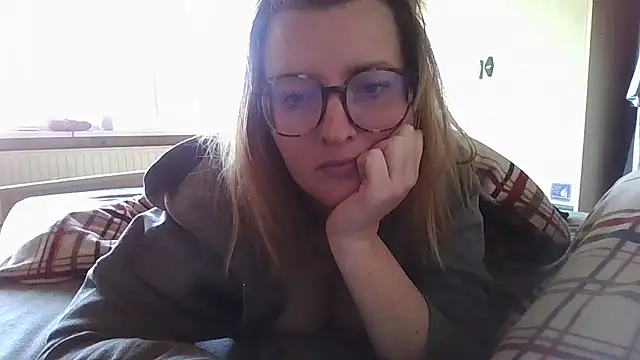 Snapshot of LiquidLeonie chatting on March 19, 8:07 am LiquidLeonie online show from March 19, 8:07 am