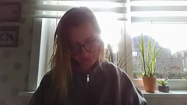 Snapshot of LiquidLeonie chatting on March 20, 7:46 am LiquidLeonie online show from March 20, 7:46 am