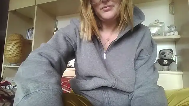 Snapshot of LiquidLeonie chatting on March 24, 12:32 pm LiquidLeonie online show from March 24, 12:32 pm