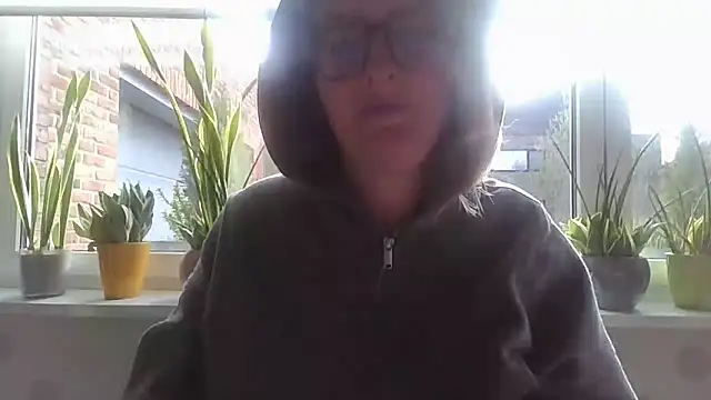 Snapshot of LiquidLeonie chatting on March 25, 8:31 am LiquidLeonie online show from March 25, 8:31 am