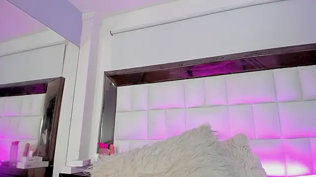 Snapshot of MiaConte chatting on December 13, 1:26 am MiaConte online show from December 13, 1:26 am