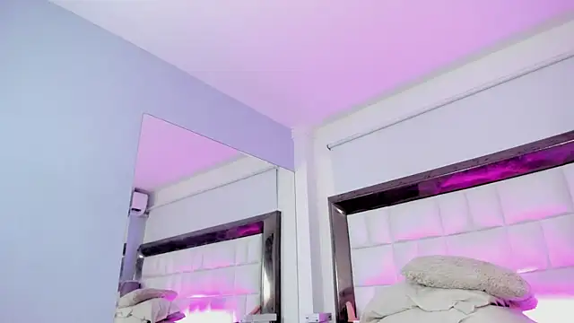 Snapshot of MiaConte chatting on January 31, 1:22 am MiaConte online show from January 31, 1:22 am