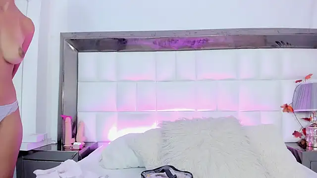 Snapshot of MiaConte chatting on February 6, 7:18 pm MiaConte online show from February 6, 7:18 pm