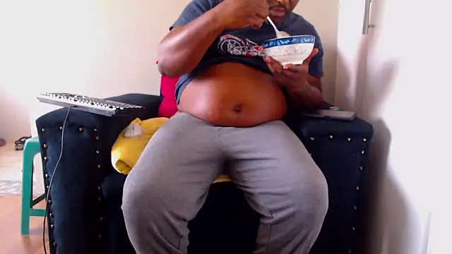 Snapshot of zuluboyxx chatting on April 21, 6:52 am zuluboyxx online show from April 21, 6:52 am
