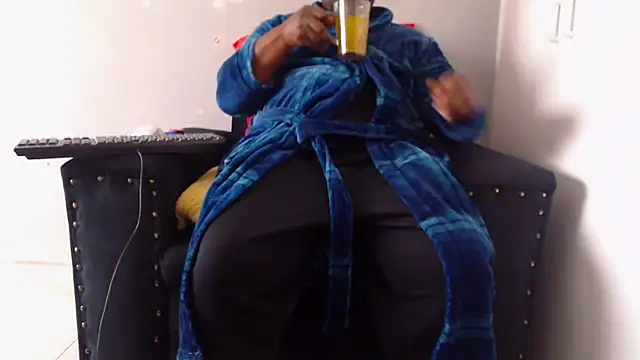 Snapshot of zuluboyxx chatting on June 21, 7:00 am zuluboyxx online show from June 21, 7:00 am