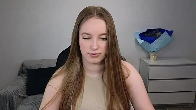 Snapshot of EvaMaddison chatting on December 17, 5:18 am EvaMaddison online show from December 17, 5:18 am