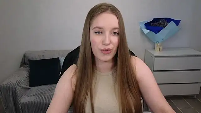 Snapshot of EvaMaddison chatting on December 17, 8:23 am EvaMaddison online show from December 17, 8:23 am