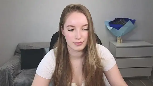 Snapshot of EvaMaddison chatting on December 18, 5:37 am EvaMaddison online show from December 18, 5:37 am
