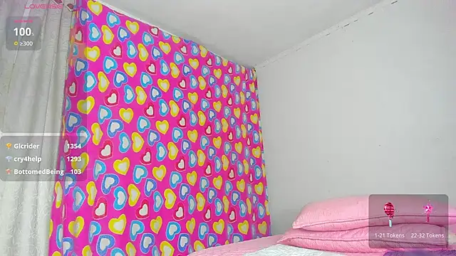 Snapshot of caroline_tovar chatting on February 3, 11:05 pm caroline tovar online show from February 3, 11:05 pm