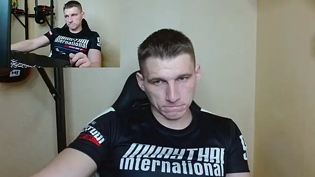 Snapshot of PoliglotJoe chatting on December 3, 3:20 am PoliglotJoe online show from December 3, 3:20 am