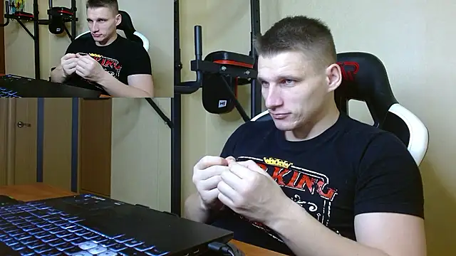 Snapshot of PoliglotJoe chatting on December 4, 8:56 am PoliglotJoe online show from December 4, 8:56 am