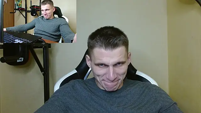 Snapshot of PoliglotJoe chatting on December 22, 1:12 am PoliglotJoe online show from December 22, 1:12 am