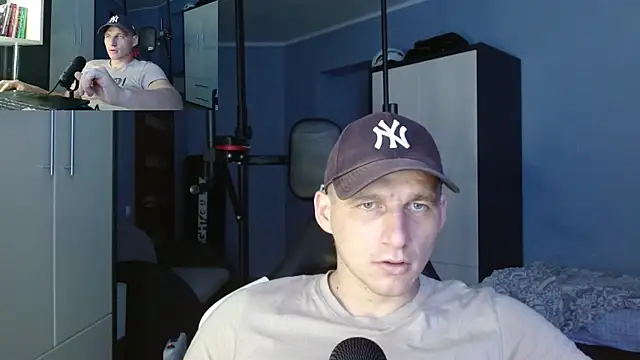 Snapshot of PoliglotJoe chatting on October 3, 7:27 am PoliglotJoe online show from October 3, 7:27 am