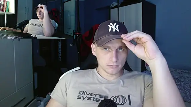 Snapshot of PoliglotJoe chatting on October 4, 12:47 pm PoliglotJoe online show from October 4, 12:47 pm