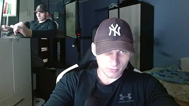 Snapshot of PoliglotJoe chatting on October 13, 2:44 am PoliglotJoe online show from October 13, 2:44 am