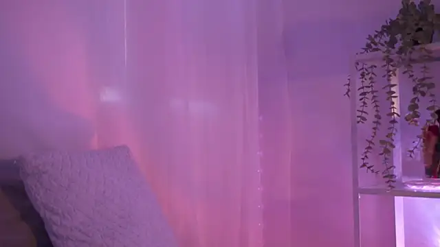 Snapshot of HannaMoom chatting on November 26, 10:44 pm HannaMoom online show from November 26, 10:44 pm