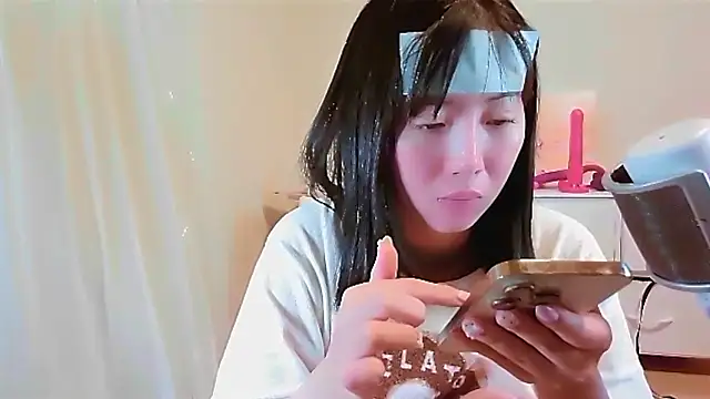 MOMO ROSE online show from October 3, 4:15 pm