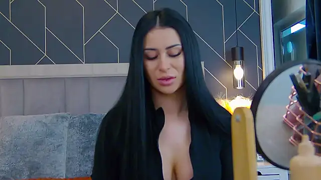 Snapshot of EmyLaveau chatting on February 13, 6:31 am EmyLaveau online show from February 13, 6:31 am