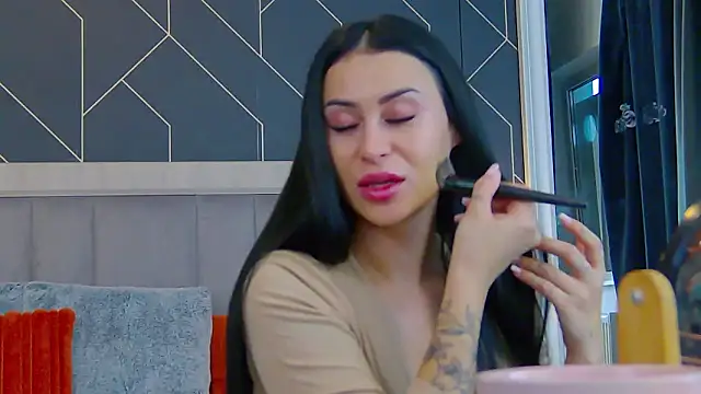 Snapshot of EmyLaveau chatting on February 16, 6:42 am EmyLaveau online show from February 16, 6:42 am