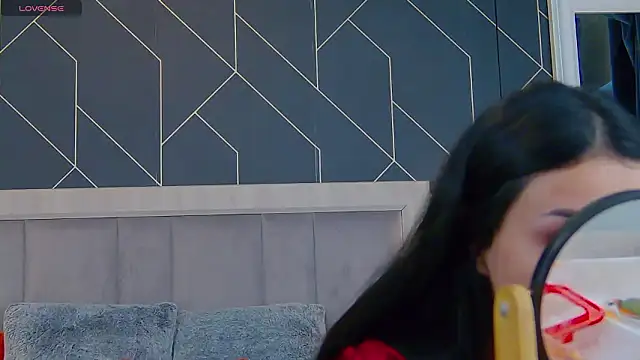 Snapshot of EmyLaveau chatting on February 18, 6:20 am EmyLaveau online show from February 18, 6:20 am