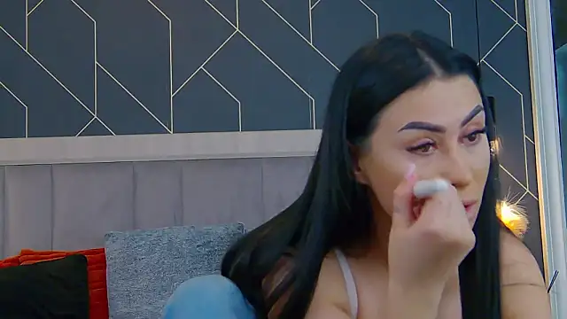 Snapshot of EmyLaveau chatting on March 2, 6:14 am EmyLaveau online show from March 2, 6:14 am