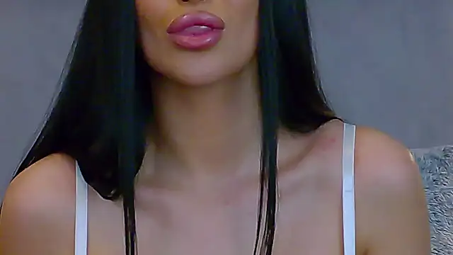 Snapshot of EmyLaveau chatting on March 5, 6:31 am EmyLaveau online show from March 5, 6:31 am