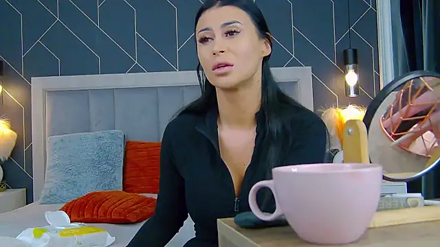 Snapshot of EmyLaveau chatting on March 17, 5:44 am EmyLaveau online show from March 17, 5:44 am