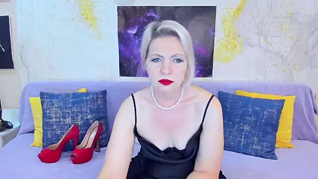 Snapshot of BeautyName chatting on December 3, 4:42 am BeautyName online show from December 3, 4:42 am