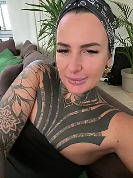 Snapshot of InkedBiitch chatting on November 4, 8:46 am InkedBiitch online show from November 4, 8:46 am