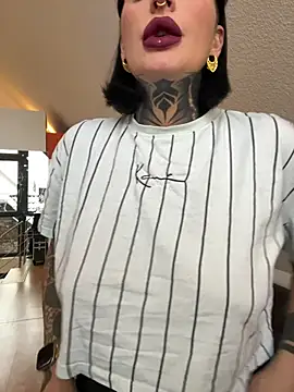 Snapshot of InkedBiitch chatting on January 10, 9:00 am InkedBiitch online show from January 10, 9:00 am