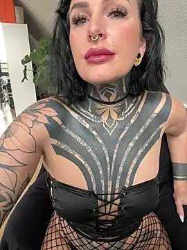 Snapshot of InkedBiitch chatting on February 1, 10:36 am InkedBiitch online show from February 1, 10:36 am