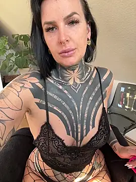 Snapshot of InkedBiitch chatting on February 4, 8:31 am InkedBiitch online show from February 4, 8:31 am