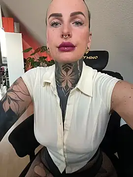 Snapshot of InkedBiitch chatting on February 27, 6:46 am InkedBiitch online show from February 27, 6:46 am