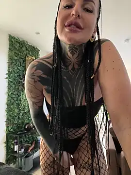 Snapshot of InkedBiitch chatting on March 18, 7:33 am InkedBiitch online show from March 18, 7:33 am
